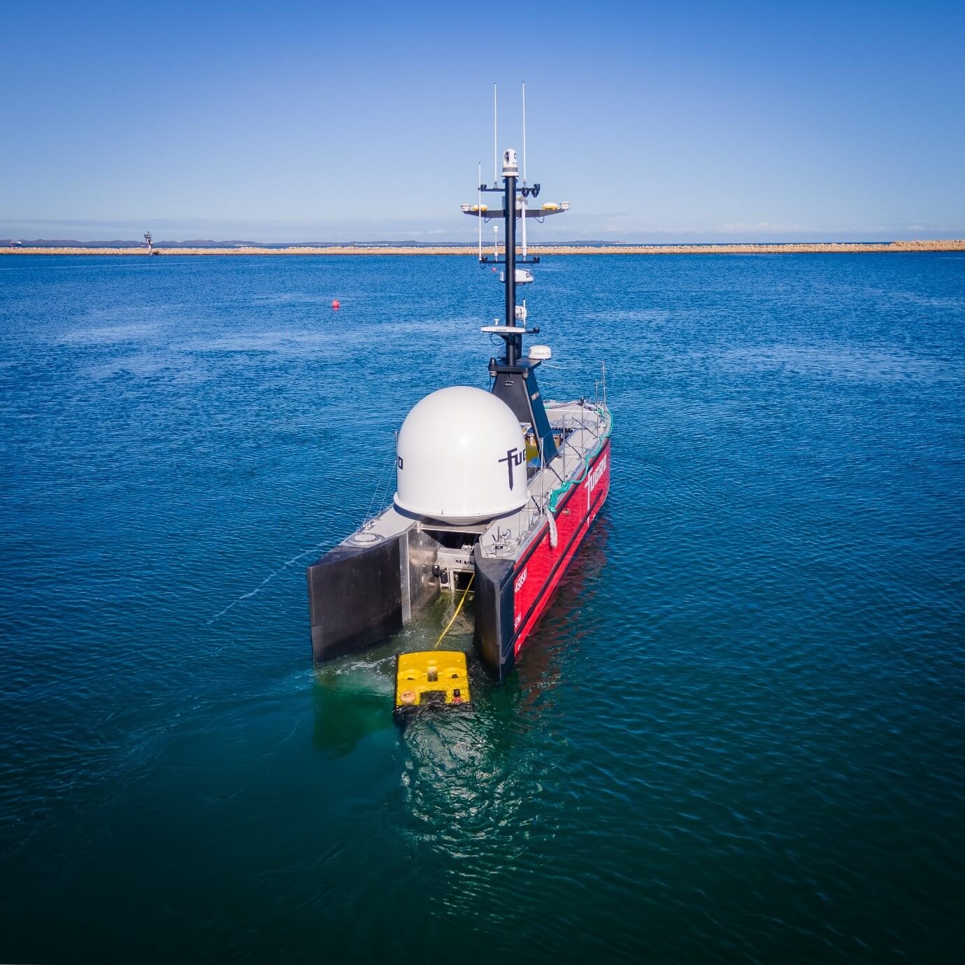 Fugro_Blue_Essence_USV_and_ROV_heading_to_a_project_in_the_APAC_region_-_credit_Fugro.jpg