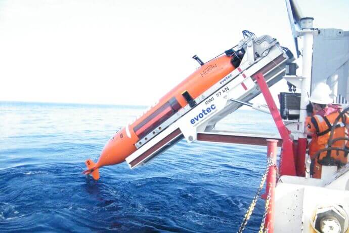 Deploying_the_Fugro_AUV_from_the_Kobi_Ruegg_COMPR.JPG